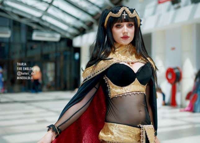 Tharja from Fire Emblem cosplay.